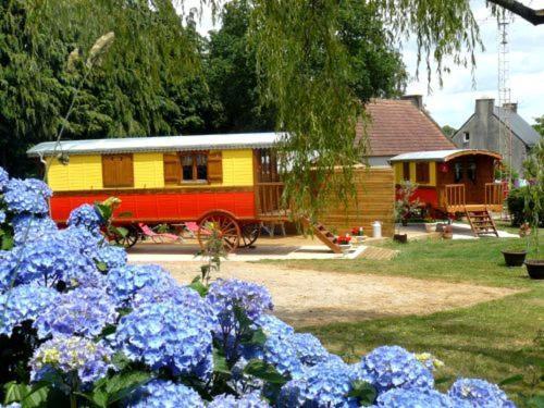 La Cle Des Roulottes Hotell Pluvigner Exteriör bild
