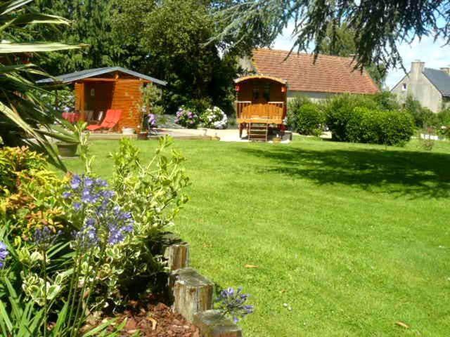La Cle Des Roulottes Hotell Pluvigner Exteriör bild