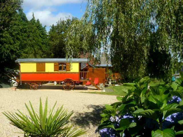 La Cle Des Roulottes Hotell Pluvigner Exteriör bild